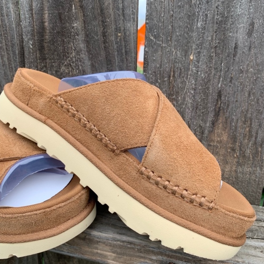 UGG GOLDENSTAR SANDAL